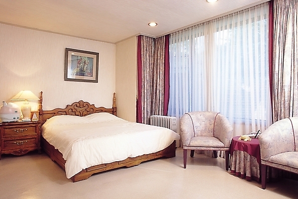 포토 JPG 웰빙 현대건축 시계 가구 생활용품 액자 의자 창문 침구 탁자 조명 실내 사람없음 장식 인테리어 침실 이불 방 침대 스탠드 커튼 전화기 탁상시계 통화 협탁 가습기 국내포토 디자인 건축 모션 내부 오브젝트 파일형식