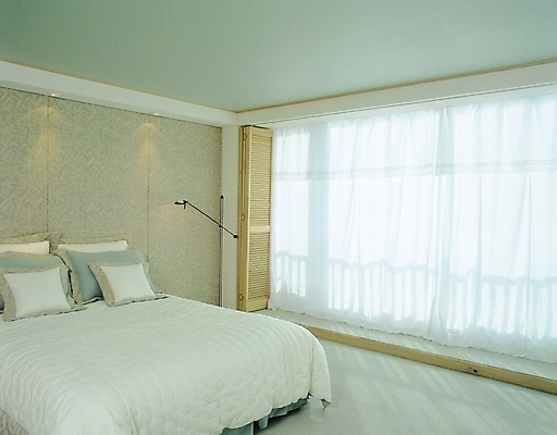 포토 JPG 시설물 웰빙 현대건축 건축 벽 창문 베개 침구 조명 실내 그림자 사람없음 장식 인테리어 햇빛 침실 이불 방 침대 스탠드 커튼 국내포토 건축물 디자인 가구 내부 태양 파일형식