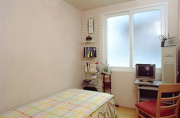 포토 JPG 식물 학생 시설물 현대건축 건축 화분 시계 의자 창문 책장 선반 실내 사람없음 장식 책 인테리어 컴퓨터 모니터 스피커 침실 방 침대 책상 벽시계 공부방 본체 국내포토 건축물 디자인 음향기기 가구 내부 전자제품 파일형식