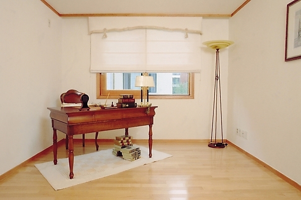 포토 JPG 현대건축 음악 벽 액자 의자 창문 조명 실내 사람없음 장식 책 인테리어 카펫 방 스탠드 블라인드 커튼 서재 책상 나무바닥 국내포토 디자인 건축 가구 문화예술 바닥 내부 파일형식