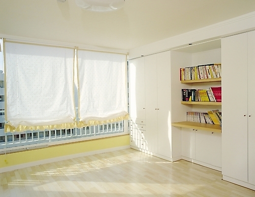 포토 JPG 웰빙 현대건축 가구 창문 책장 선반 바닥 실내 그림자 사람없음 장식 책 인테리어 햇빛 방 발코니 커튼 장롱 장 서랍장 나무바닥 국내포토 디자인 건축 생활용품 내부 태양 파일형식