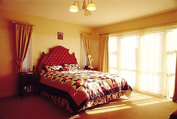 포토 JPG 시설물 웰빙 현대건축 건축 액자 창문 베개 침구 조명 실내 사람없음 장식 인테리어 햇빛 침실 이불 방 침대 커튼 협탁 국내포토 건축물 디자인 가구 내부 태양 파일형식