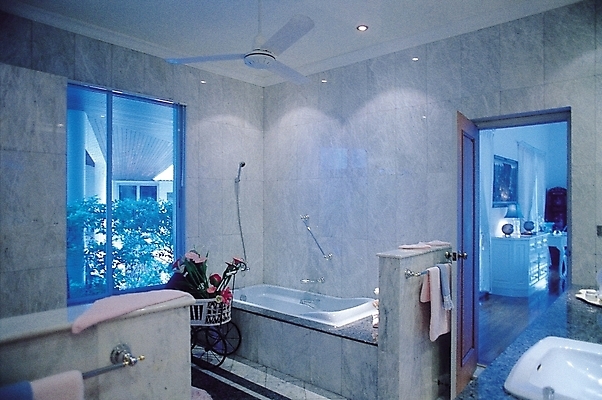 포토 JPG 식물 시설물 웰빙 현대건축 건축 꽃 창문 조명 욕조 실내 사람없음 장식 인테리어 수건 문 욕실 오브젝트 세면대 화장실 건축자재 샤워기 수건걸이 국내포토 건축물 디자인 내부 위생용품 파일형식