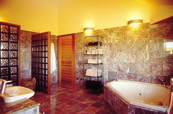 포토 JPG 시설물 웰빙 현대건축 건축 조명 선반 욕조 실내 사람없음 장식 인테리어 수건 바구니 문 욕실 가운 목욕가운 타일 세면대 화장실 건축자재 샤워기 샤워실 국내포토 건축물 디자인 옷 가구 내부 위생용품 샤워시설 파일형식