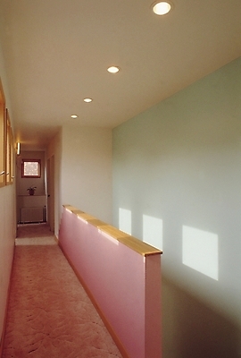 포토 JPG 시설물 현대건축 건축 화분 길 벽 창문 난간 조명 실내 사람없음 인테리어 햇빛 문 계단 건축부분 복도 통로 층 복층 국내포토 건축물 디자인 내부 태양 파일형식