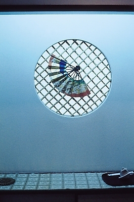 포토 JPG 전통 벽 생활용품 창문 조명 실내 사람없음 장식 인테리어 부채 오브젝트 격자 문살무늬 전통부채 국내포토 디자인 무늬 내부 문살 파일형식