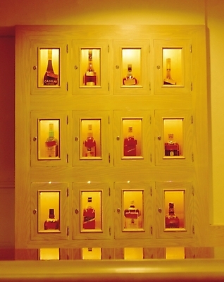 포토 JPG 음식 술병 조명 주류 실내 사람없음 장식 인테리어 전시 수집 오브젝트 보관함 진열장 장식장 양주 국내포토 디자인 음료 가구 병_용기 내부 파일형식