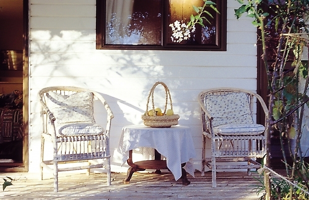 포토 JPG 주간 나무 식물 해외풍경 웰빙 꽃 쿠션 의자 창문 탁자 휴식 방석 그림자 사람없음 야외 장식 인테리어 바구니 문 정원 발코니 식탁보 그늘 휴식처 국내포토 자연요소 해외 디자인 가구 컨셉 풍경 파일형식