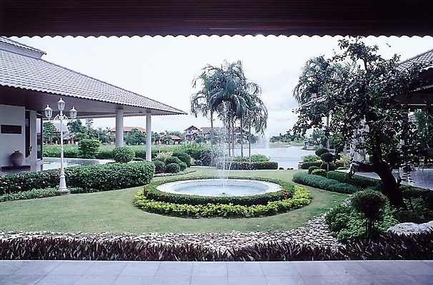 포토 JPG 주간 나무 식물 해외풍경 웰빙 꽃 가로등 주택 풍경 잔디 사람없음 야외 인테리어 야자수 정원 별장 열대식물 분수 분수대 조경 전원주택 분수_분수대 국내포토 자연요소 해외 디자인 공공시설 건물 파일형식