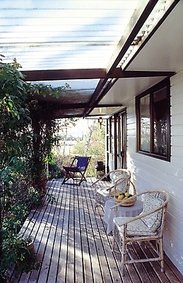 포토 JPG 주간 나무 식물 해외풍경 웰빙 쿠션 의자 창문 탁자 휴식 바닥 주택 방석 그림자 사람없음 야외 장식 인테리어 바구니 문 정원 발코니 식탁보 그늘 현관문 휴식처 국내포토 자연요소 해외 디자인 가구 컨셉 풍경 건물 파일형식