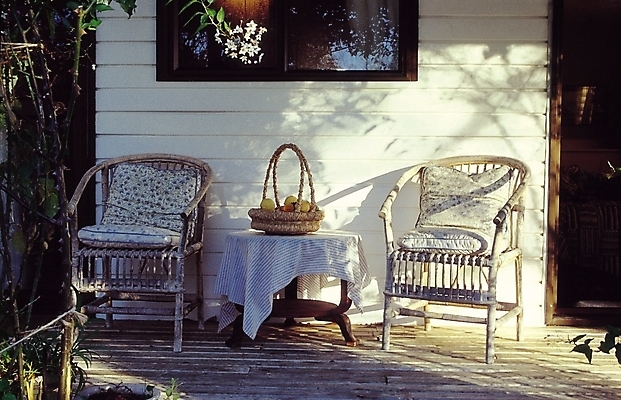 포토 JPG 주간 나무 식물 해외풍경 웰빙 꽃 벽 쿠션 의자 창문 탁자 휴식 주택 방석 그림자 사람없음 야외 장식 인테리어 바구니 문 정원 발코니 식탁보 그늘 현관문 휴식처 국내포토 자연요소 해외 디자인 가구 컨셉 풍경 건물 파일형식