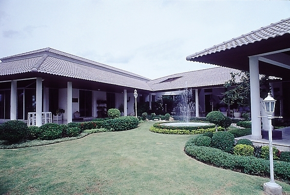 포토 JPG 주간 나무 식물 공원 가로등 호텔 지붕 주택 풍경 잔디 사람없음 야외 장식 정원 기둥 도시 분수 분수대 조경 전원주택 분수_분수대 국내포토 자연요소 공공시설 건축 숙소 건물 파일형식