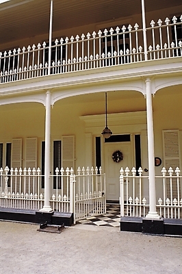 포토 JPG 주간 해외풍경 시설물 외관 현대건축 건축 창문 난간 출입구 주택 사람없음 야외 건물 문 화환 발코니 기둥 건축부분 현관문 이층집 외등 국내포토 자연요소 해외 건축물 꽃 풍경 파일형식