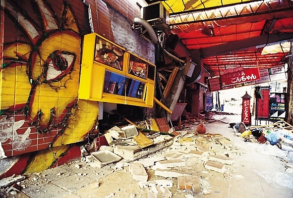 포토 JPG 주간 해외풍경 벽 자연 페인팅 벽돌 거리 간판 풍경 사람없음 야외 도시풍경 손상 도시 낙서 그래피티 폐허 그림 통로 천막 입간판 철거 국내포토 자연요소 해외 컨셉 생태계 파일형식