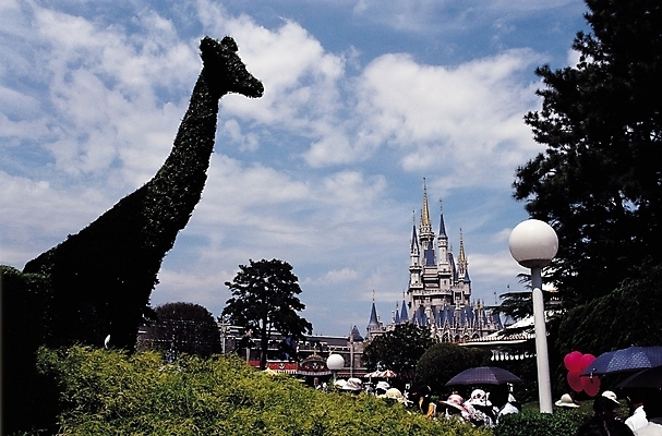 포토 JPG 주간 나무 식물 건축물 공원 여행 가로등 휴가 풍경 여러명 야외 건물 도시풍경 정원 테마파크 놀이공원 도시 성 놀이기구 기린 양산 조경 동물모양 조경수 상업시설 국내포토 자연요소 모양 동물 공공시설 건축 다수 포유류 놀이 사람 공간 시설 상업 파일형식