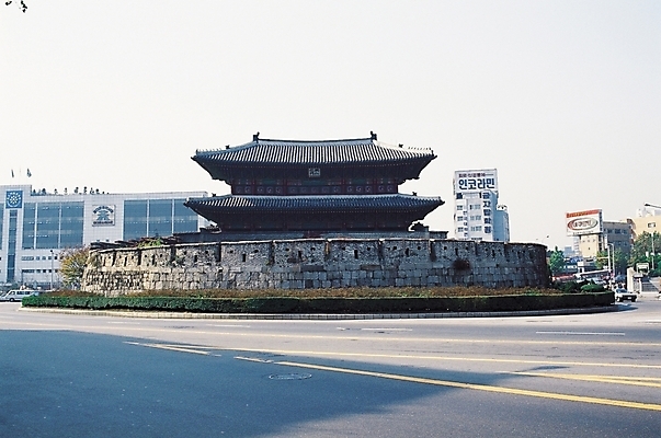 포토 JPG 주간 한국문화 한국전통 시설물 건축물 건축 나라 아시아 도로 고건축 유적 한국건축 유적지 서울 그림자 풍경 빌딩 사람없음 야외 건물 도시풍경 동양건축 차도 문화재 도시 성 성벽 보물 성문 보물1호 흥인지문 지명 차선_도로 국내포토 자연요소 동양문화 전통 길 교통시설 한국 랜드마크 파일형식 동양