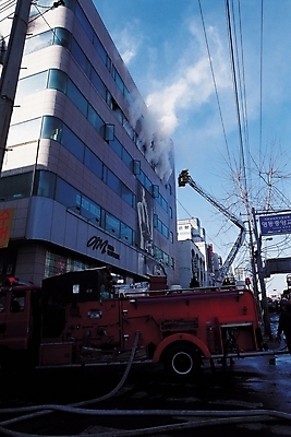 포토 JPG 주간 나무 식물 구름 나라 아시아 도로 육상교통 자동차 자연 하늘 불 서울 한국 풍경 빌딩 야외 건물 도시풍경 도시 표지판 소방관 전봇대 화재 호스 특수차량 소방차 사다리차 소방호스 화재진압 지명 국내포토 자연요소 건축물 공공시설 길 교통수단 교통시설 알림판 구조원 소방 사건 생태계 진압 파일형식