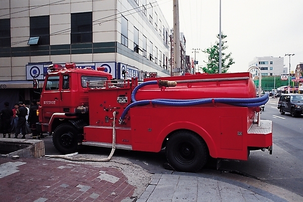 포토 JPG 주간 나라 아시아 도로 육상교통 자동차 자연 서울 한국 풍경 빌딩 여러명 야외 건물 도시풍경 도시 소방관 전봇대 특수차량 소방차 지명 국내포토 자연요소 건축물 공공시설 길 교통수단 다수 교통시설 사람 구조원 소방 생태계 파일형식