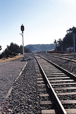 포토 JPG 주간 나무 식물 시설물 현대건축 건축 나라 아시아 길 교통시설 자연 산 서울 한국 풍경 사람없음 야외 도시풍경 기찻길 신호등 지명 철도의날 국내포토 자연요소 건축물 교통 도시 시설 생태계 파일형식 법정기념일