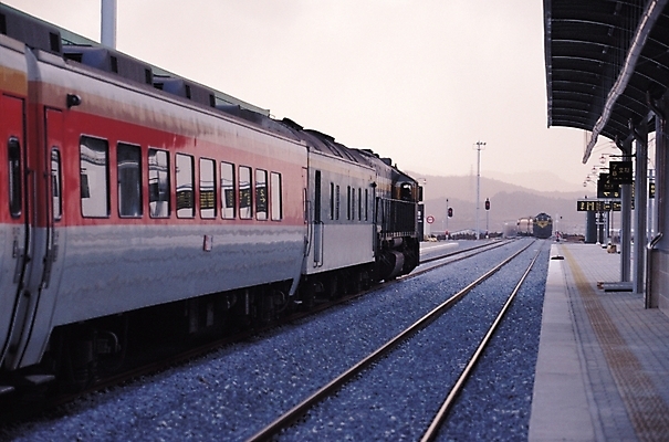 포토 JPG 주간 나라 아시아 육상교통 교통수단 교통 교통시설 자연 대중교통 서울 한국 풍경 사람없음 야외 도시풍경 기찻길 원근감 기차 플랫폼 기차역 지명 철도의날 국내포토 자연요소 뷰포인트 도시 역 시설 생태계 파일형식 법정기념일