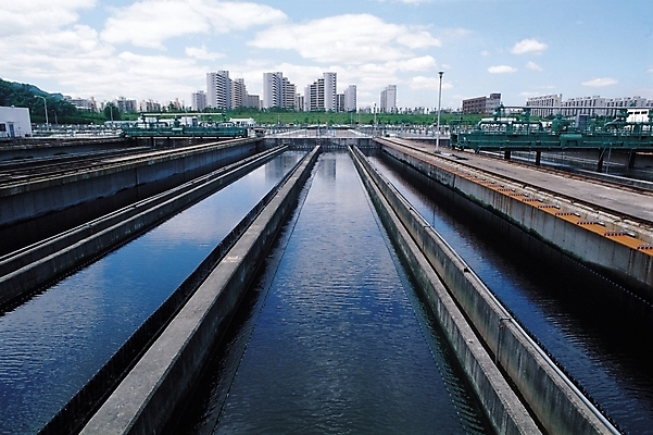 포토 JPG 주간 구름 시설물 나라 아시아 자연 하늘 아파트 서울 한국 풍경 사람없음 야외 건물 물 도시풍경 도시 하수처리장 지명 국내포토 자연요소 건축물 주택 환경 생태계 파일형식