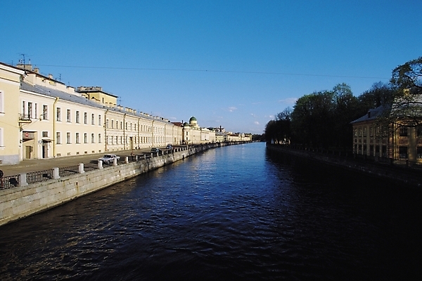 포토 JPG 주간 나무 식물 해외풍경 육상교통 교통수단 난간 자동차 자연 주택 풍경 야외 건물 강 도시풍경 도시 주택가 국내포토 자연요소 해외 건축물 교통 생태계 파일형식