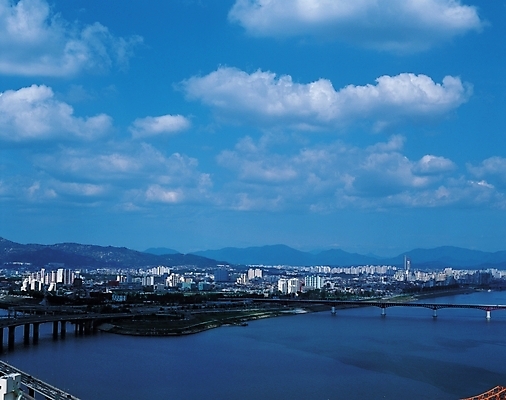 포토 JPG 주간 구름 나라 아시아 도로 자연 하늘 산 서울 한국 풍경 빌딩 사람없음 야외 건물 강 도시풍경 도시 한강 가교 지명 국내포토 자연요소 건축물 길 교통시설 생태계 랜드마크 파일형식