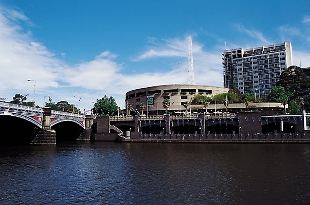 포토 JPG 주간 나무 식물 구름 해외풍경 시설물 현대건축 건축 교통시설 자연 하늘 풍경 빌딩 사람없음 야외 건물 강 도시풍경 탑 도시 철탑 가교 국내포토 자연요소 해외 건축물 교통 시설 생태계 파일형식