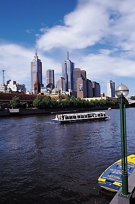 포토 JPG 주간 나무 식물 구름 해외풍경 건축 교통수단 수상교통 가로등 자연 하늘 풍경 빌딩 여러명 야외 강 도시풍경 고층빌딩 도시 보트 유람선 선박 국내포토 자연요소 해외 공공시설 다수 교통 배_교통 사람 건물 생태계 파일형식