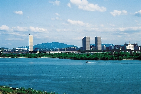 포토 JPG 주간 구름 자연 하늘 산 아파트 서울 한국 풍경 빌딩 사람없음 야외 건물 강 도시풍경 고층빌딩 도시 한강 63빌딩 밤섬 쌍둥이빌딩 가교 국내포토 자연요소 건축물 아시아 섬 주택 생태계 랜드마크 여의도 파일형식
