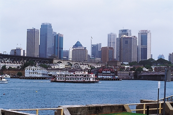 포토 JPG 주간 해외풍경 건축 교통수단 수상교통 자연 풍경 빌딩 사람없음 야외 건물 강 도시풍경 고층빌딩 도시 유람선 선박 국내포토 자연요소 해외 건축물 교통 배_교통 생태계 파일형식