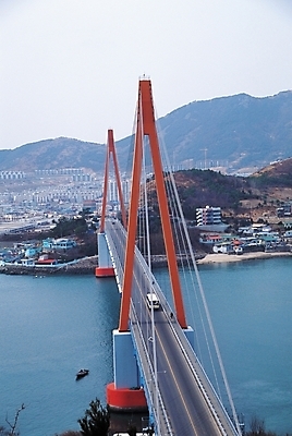 포토 JPG 주간 시설물 현대건축 건축 나라 아시아 도로 육상교통 교통수단 바다 수상교통 한대 교통시설 자동차 자연 산 버스 대중교통 아파트 한국 풍경 야외 두명 건물 도시풍경 마을 도시 한척 돌산대교 진도 진도대교 가교 선박 지명 차선_도로 국내포토 자연요소 1 건축물 길 교통 주택 사람 다리_건축물 전라남도 시설 생태계 여수 파일형식