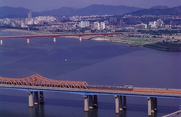 포토 JPG 주간 나라 아시아 교통수단 교통시설 자연 산 대중교통 서울 한국 풍경 빌딩 사람없음 야외 건물 강 도시풍경 도시 전철 한강 철교 가교 지명 국내포토 자연요소 건축물 육상교통 교통 다리_건축물 시설 생태계 랜드마크 파일형식
