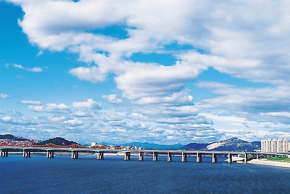 포토 JPG 주간 구름 시설물 현대건축 건축 나라 아시아 교통시설 자연 하늘 산 아파트 서울 한국 풍경 사람없음 야외 강 도시풍경 도시 한강 가교 지명 국내포토 자연요소 건축물 교통 주택 시설 생태계 랜드마크 파일형식