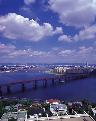 포토 JPG 주간 구름 시설물 현대건축 건축 나라 아시아 도로 교통수단 섬 수상교통 교통시설 자연 하늘 산 아파트 서울 한국 풍경 빌딩 사람없음 야외 건물 강 도시풍경 도시 유람선 한강 가교 선박 지명 국내포토 자연요소 건축물 길 교통 배_교통 주택 시설 생태계 랜드마크 파일형식