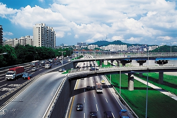 포토 JPG 주간 구름 시설물 현대건축 건축 아시아 도로 교통수단 교통 가로등 교통시설 자동차 자연 하늘 산 버스 아파트 서울 한국 풍경 빌딩 사람없음 야외 건물 도시풍경 트럭 도시 고가도로 여러대 가교 국내포토 자연요소 건축물 공공시설 나라 길 육상교통 다수 대중교통 주택 고속도로 시설 생태계 파일형식