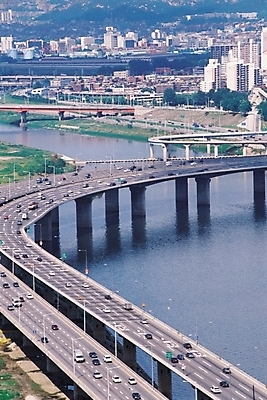 포토 JPG 시설물 현대건축 건축 나라 아시아 도로 육상교통 교통수단 교통 교통시설 자동차 자연 서울 한국 풍경 빌딩 사람없음 건물 강 도시풍경 차도 도시 한강 여러대 가교 지명 차선_도로 국내포토 건축물 길 다수 시설 생태계 랜드마크 파일형식