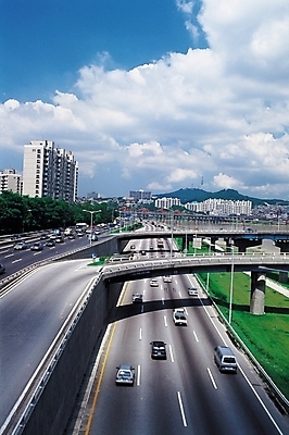 포토 JPG 주간 구름 시설물 현대건축 건축 아시아 도로 육상교통 교통수단 교통 교통시설 자동차 자연 하늘 산 아파트 서울 한국 풍경 빌딩 사람없음 야외 건물 도시풍경 도시 고가도로 여러대 가교 국내포토 자연요소 건축물 나라 길 다수 주택 고속도로 시설 생태계 파일형식