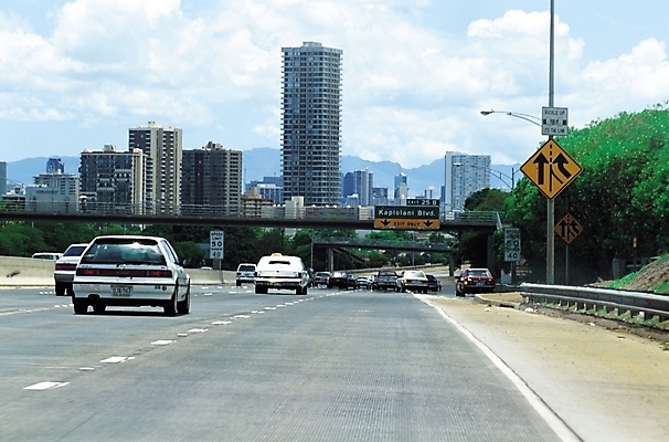 포토 JPG 주간 구름 해외풍경 시설물 현대건축 건축 도로 육상교통 교통수단 교통 가로등 자동차 자연 하늘 풍경 빌딩 사람없음 야외 도시풍경 고층빌딩 차도 도시 표지판 도로표지판 여러대 육교 차선_도로 국내포토 자연요소 해외 건축물 공공시설 길 다수 교통시설 알림판 건물 다리_건축물 생태계 파일형식