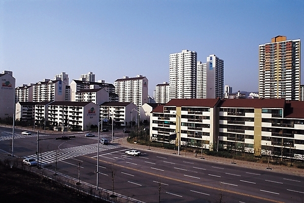 포토 JPG 주간 나라 아시아 도로 육상교통 교통수단 가로등 자동차 자연 아파트 주택 서울 한국 풍경 사람없음 야외 도시풍경 차도 도시 횡단보도 여러대 지명 차선_도로 국내포토 자연요소 공공시설 길 다수 교통 교통시설 건물 보행로 생태계 파일형식