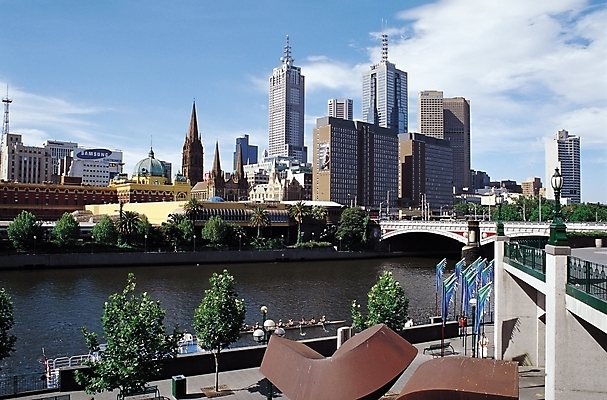 포토 JPG 주간 나무 식물 해외풍경 건축 가로등 난간 교통시설 자연 운동선수 풍경 빌딩 여러명 야외 건물 강 도시풍경 고층빌딩 도시 조정 조정경기 가교 국내포토 자연요소 해외 건축물 공공시설 스포츠 다수 교통 사람 경기 수상스포츠 시설 생태계 파일형식