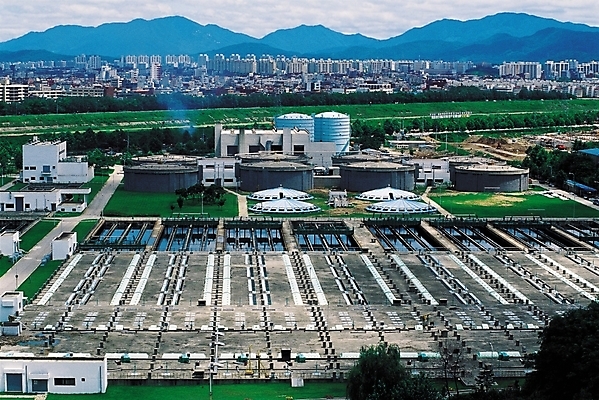 포토 JPG 주간 나무 식물 나라 아시아 자연 산 아파트 서울 한국 풍경 빌딩 사람없음 야외 도시풍경 도시 하수처리장 지명 국내포토 자연요소 주택 건물 환경 생태계 파일형식