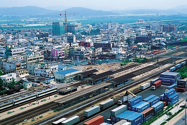 포토 JPG 주간 시설물 현대건축 건축 나라 산업 도로 길 육상교통 교통수단 교통시설 자동차 산 한국 풍경 빌딩 여러명 야외 건물 도시풍경 기찻길 트럭 화물 운송업 도시 도심 컨테이너 기차역 가교 지명 철도의날 국내포토 자연요소 건축물 아시아 다수 교통 사람 역 시설 파일형식 법정기념일
