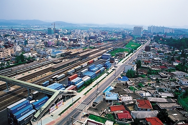 포토 JPG 주간 시설물 현대건축 건축 나라 산업 도로 길 육상교통 교통수단 교통시설 자동차 산 주택 한국 풍경 빌딩 여러명 야외 건물 도시풍경 고층빌딩 기찻길 차도 트럭 운송업 도시 횡단보도 도심 컨테이너 주택가 육교 기차역 빌딩숲 가교 지명 철도의날 국내포토 자연요소 건축물 아시아 다수 교통 사람 다리_건축물 보행로 역 시설 파일형식 법정기념일