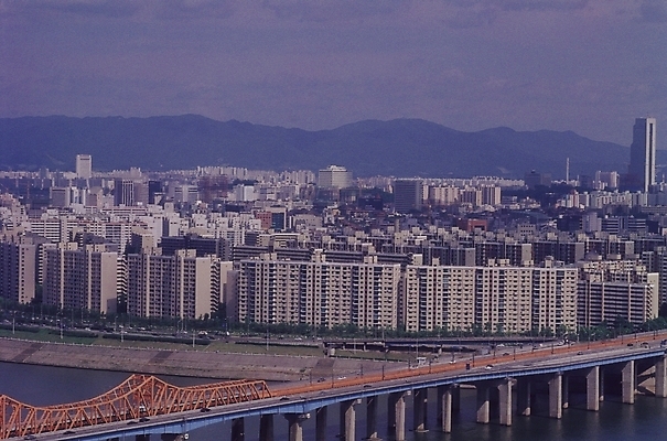 포토 JPG 주간 나라 아시아 도로 육상교통 교통수단 교통시설 자동차 자연 산 아파트 서울 한국 풍경 빌딩 사람없음 야외 강 도시풍경 고층빌딩 도시 도심 한강 삼성무역센터 철교 가교 지명 국내포토 자연요소 건축물 길 교통 주택 건물 다리_건축물 시설 생태계 랜드마크 무역센터 파일형식