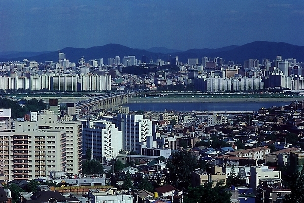 포토 JPG 주간 나라 아시아 자연 산 아파트 주택 서울 한국 풍경 빌딩 사람없음 야외 건물 강 도시풍경 고층빌딩 도시 도심 한강 주택가 빌딩숲 가교 지명 국내포토 자연요소 건축물 생태계 랜드마크 파일형식