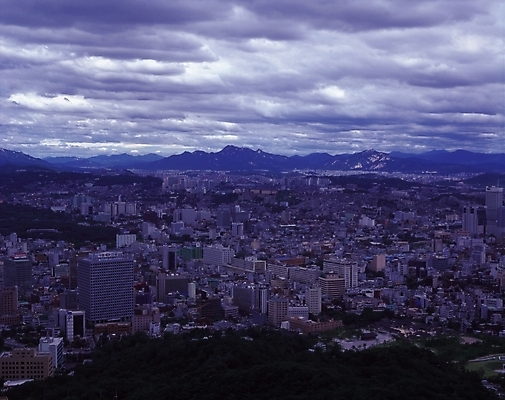 포토 JPG 주간 구름 나라 아시아 자연 하늘 산 서울 한국 풍경 빌딩 사람없음 야외 건물 하이앵글 도시풍경 고층빌딩 도시 도심 빌딩숲 지명 국내포토 자연요소 건축물 뷰포인트 생태계 파일형식