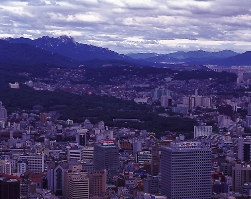 포토 JPG 주간 구름 나라 아시아 자연 하늘 산 서울 한국 풍경 빌딩 사람없음 야외 건물 하이앵글 도시풍경 고층빌딩 도시 도심 빌딩숲 지명 국내포토 자연요소 건축물 뷰포인트 생태계 파일형식