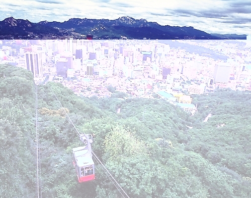 포토 JPG 주간 구름 나라 아시아 육상교통 교통수단 자연 하늘 산 서울 한국 풍경 빌딩 사람없음 야외 건물 하이앵글 도시풍경 고층빌딩 도시 도심 남산 케이블카 빌딩숲 지명 국내포토 자연요소 건축물 뷰포인트 교통 생태계 랜드마크 파일형식