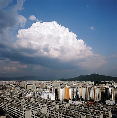 포토 JPG 주간 구름 나라 아시아 자연 하늘 산 아파트 주택 서울 한국 풍경 사람없음 야외 도시풍경 도시 주택가 지명 국내포토 자연요소 건물 생태계 파일형식